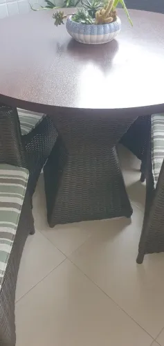 Conjunto mesa e 4 cadeiras (poltronas) em ratan para área externa