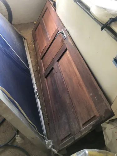 Vende-se box de banheiro+porta de madeira 