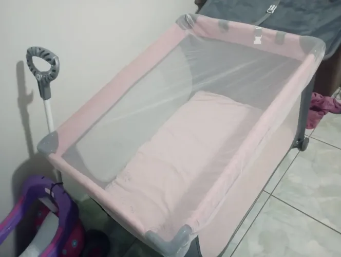 Berço Portátil Desmontável Rosa/Cinza - Completo (Com Trocador, Colchão e Mosquiteiro)