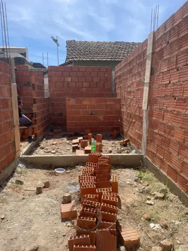 Terreno com obra iniciada