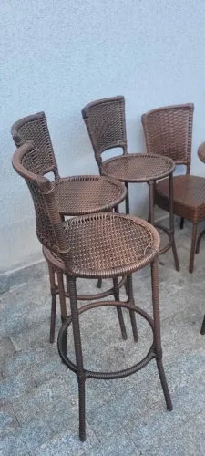 3 banquetas em fibra sintética 