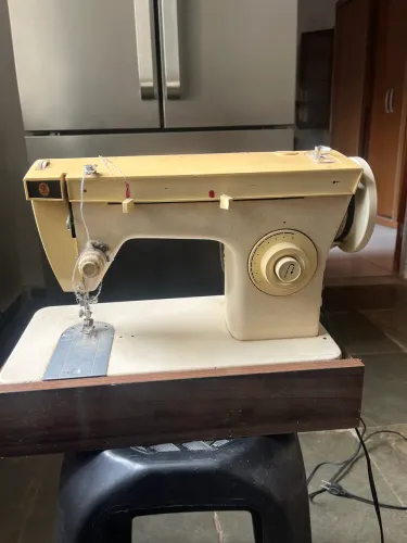 Máquina de Costura Singer Antiga com Pedal e Base de Madeira - Funcionando