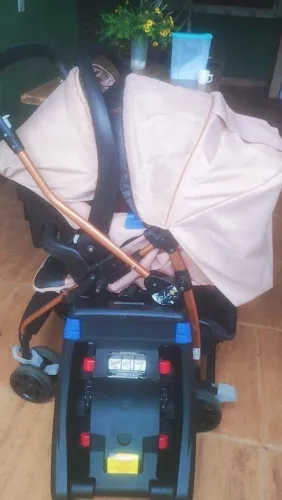 Carrinho Burigotto com bebê conforto e base para carro 