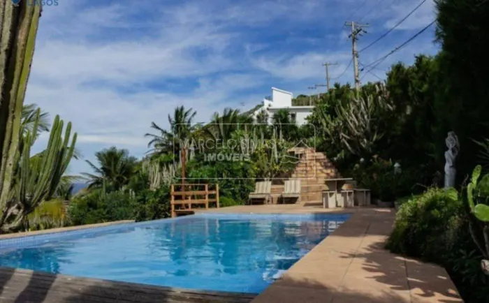 Casa à venda no Pontal do Atalaia com piscina e vista para o mar.