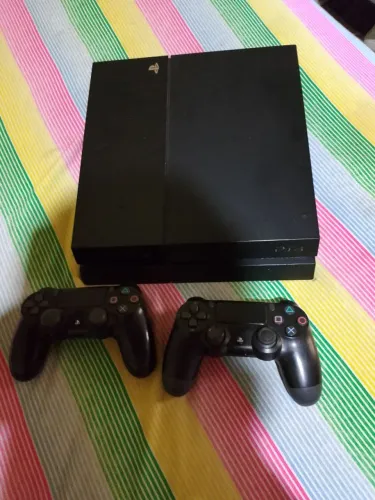 Vendo ps4 com 2 controles 