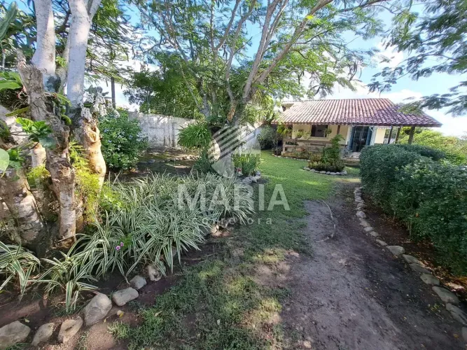 Casa solta à venda em Gravatá/PE! Com amplo terreno!