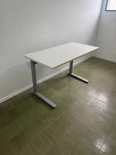 Mesa reta estruturada de ferro