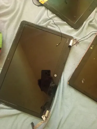 2 Telas de Notebook HP Funcionando + 1 positivo<br><br>1 Positivo |<br><br>Tampas Completas |<br><br>Lote