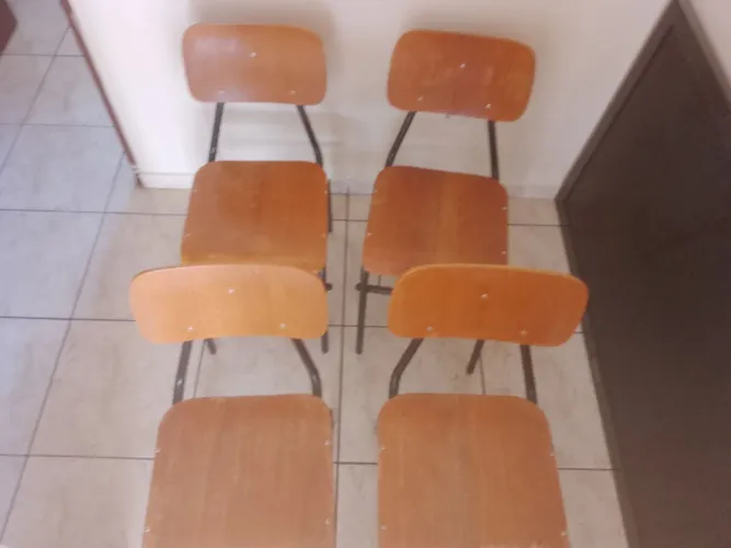 4 cadeiras madeira estrutura ferro R$120,00