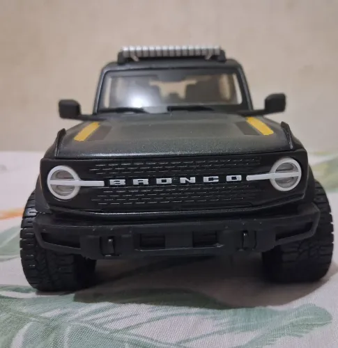 Miniatura 1/24 Ford Bronco Balands 2021 Maisto