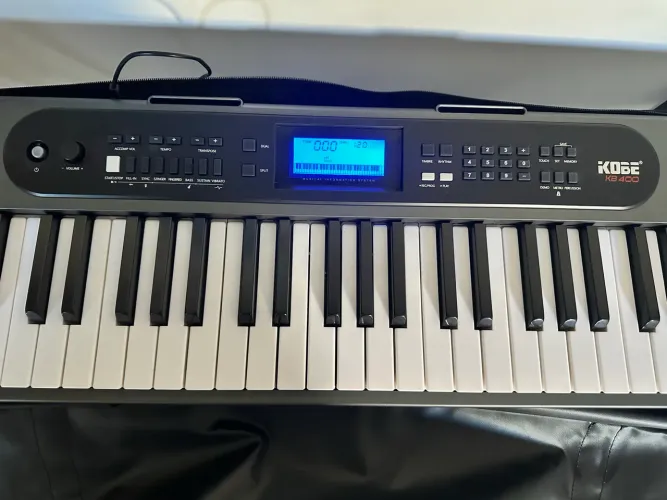 Kit Teclado Musical Kobe Kb-400 61 Teclas Sensíveis Completo Cor Cinza