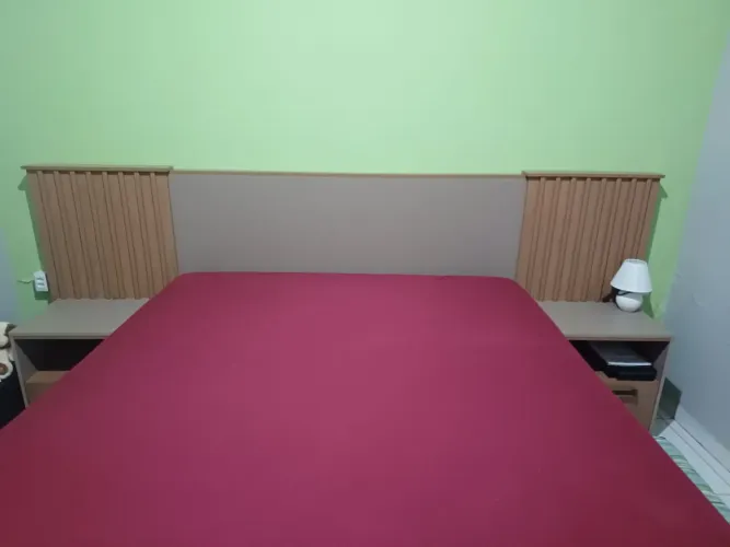 Cabeceira de cama com criado mudo