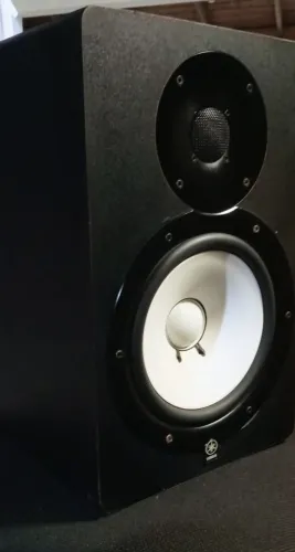 YAMAHA HS80 monitor