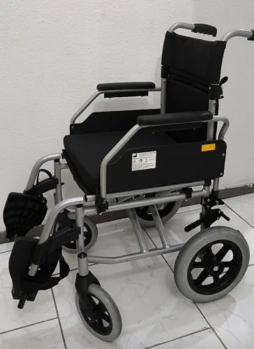 Cadeira de rodas especial CONFORT compacta com cinto de segurança especial