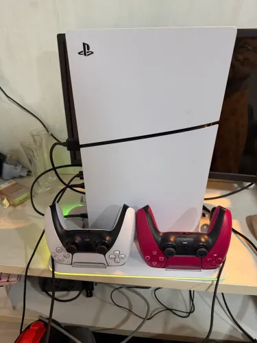 PS5 Slim com leitor + 2 controles + base de carregamento ? 6 meses de uso