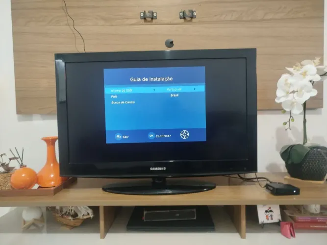 Tv Samsung LCD 32", (Não é Smart) + conversor digital aquário Full HD DTV-9000