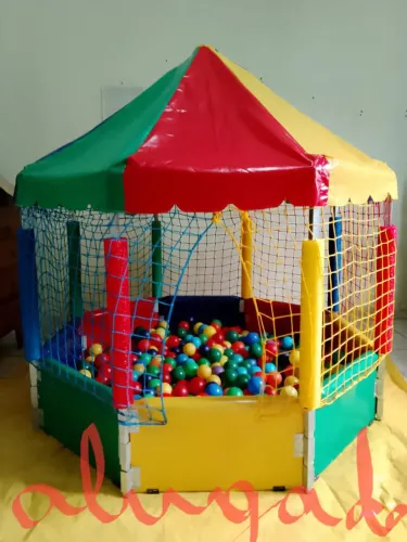 Piscina de bolinhas e cama elástica
