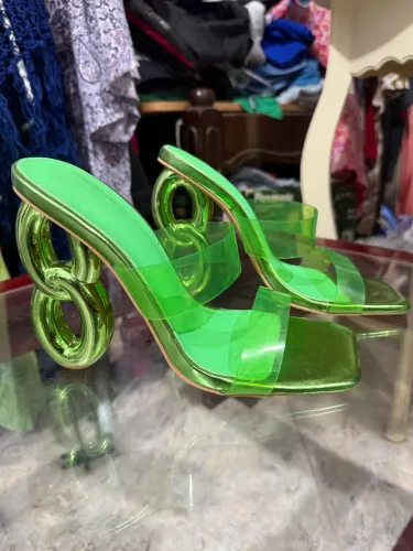 Salto verde em acrílico