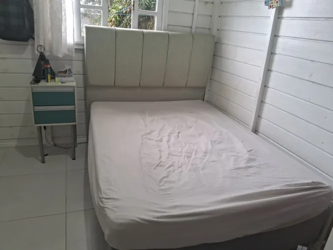 Cama de Casal com Colchão D28 e Cabeceira em Perfeito Estado