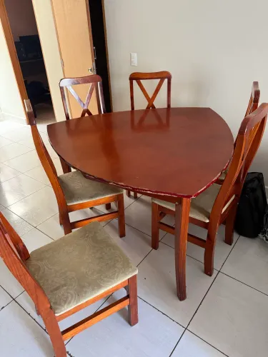 Mesa e cadeiras