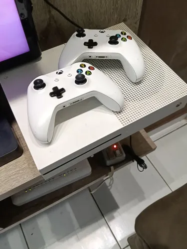 Xbox one s e bom estado com 2 controles um está com drift