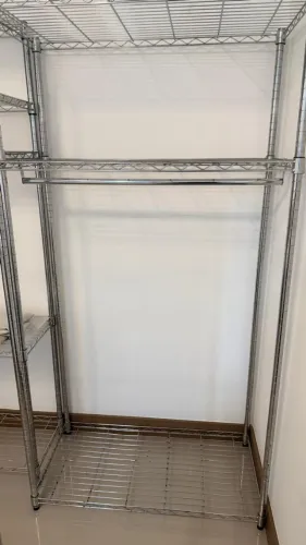 Arara metálica para roupas com prateleiras - 1,75 m