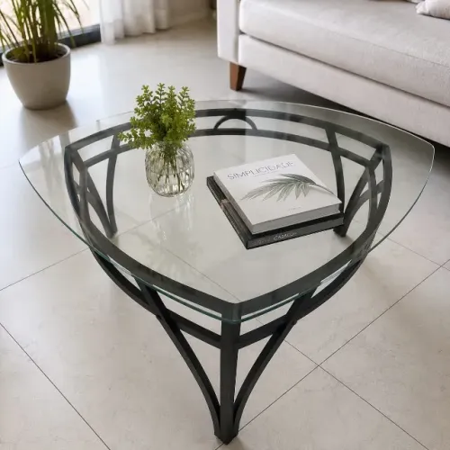 Mesa de centro em vidro e estrutura de ferro.Design moderno.