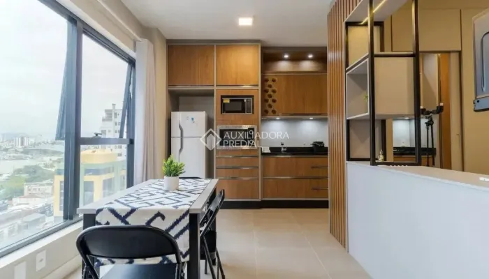 Studio de 1 dormitório à venda no Centro de Florianópolis | Mobiliado | Condomínio com Laz
