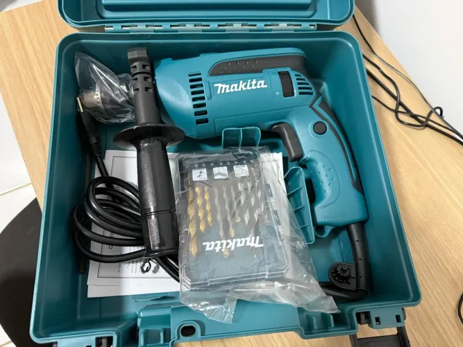 Vende se furadeira e parafusadeira de impacto makita nova