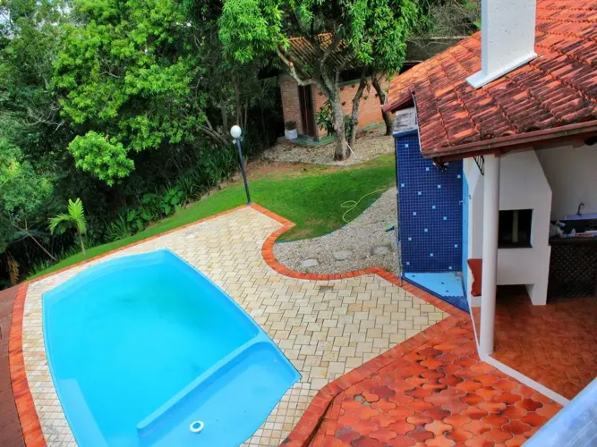 Linda residência, 5 dormitórios com piscina em condomínio de alto padrão
