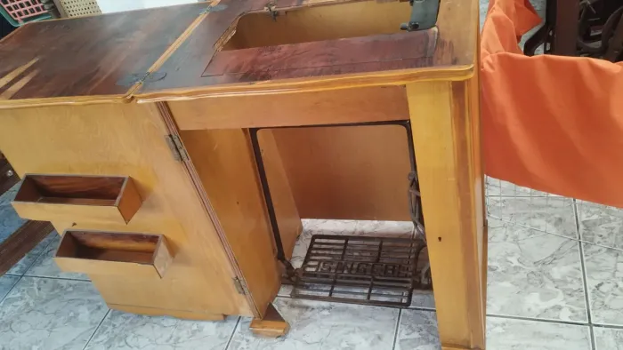 Gabinete antigo Singer madeira com pé de ferro original