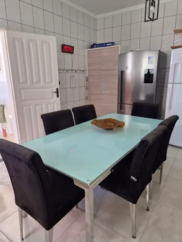 Vendo mesa tampo de vidro+ cadeiras.