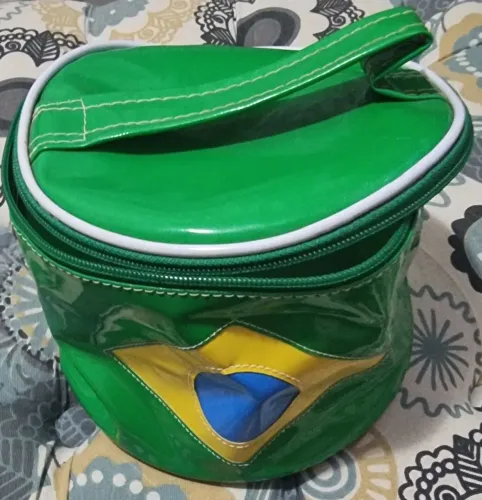 BOLSA OU NECESSAIRE TEMÁTICA DA COPA DO MUNDO + CORNETINHA.