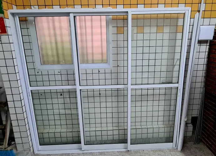 Porta balcão 3 folhas.