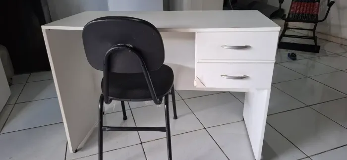Mesa de Escritório ou Estudos + Cadeira