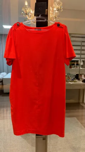 Vestido vermelho com detalhe nos ombros