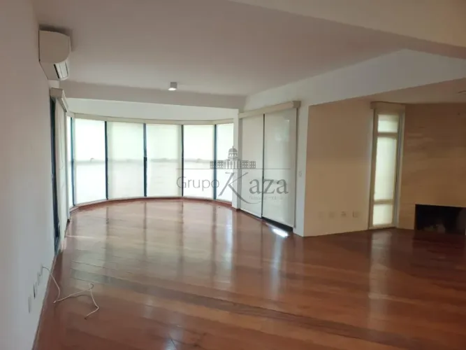 Apartamento - Moema - 3 Dormitórios - 200m².
