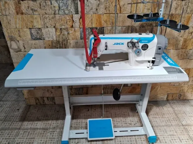 MÁQUINA DE COSTURA INDUSTRIAL PONTO CORRENTE DIREC-DRIVE JACK 8558G