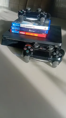 Playstation 4 slim 1TB + 2 controles danificados + 3 jogos 