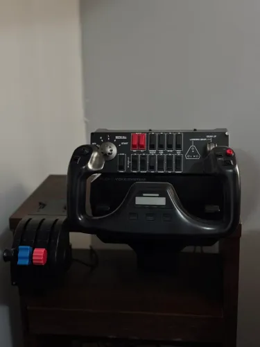 Simulador de Voo Logitech G Pro Flight Completo + Mesa de Suporte