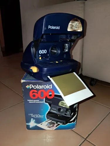 Câmera fotográfica Polaroid 600 linda