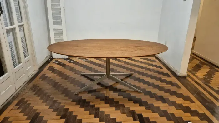 Mesa oval assinada, em madeira natural e ferro - design de Florence Knoll, anos 70