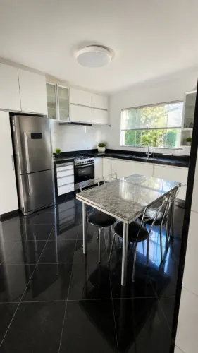 Mesa em granito com 4 cadeiras