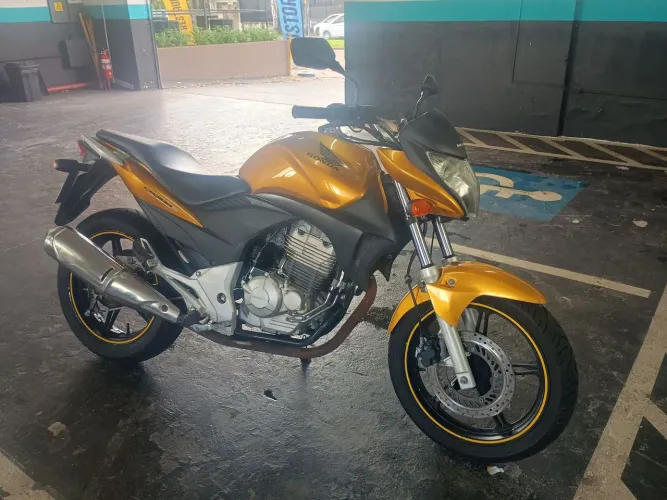 CB 300R em ótimo estado de conservação valor 10.999
