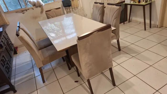Sala de jantar com seis cadeirad
