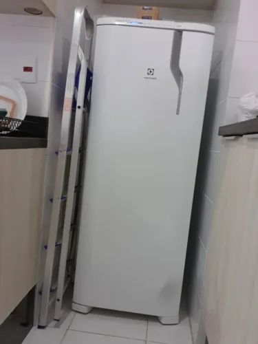 Geladeira Electrolux 240L