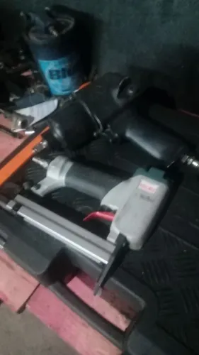 Grampeadora e pneumática