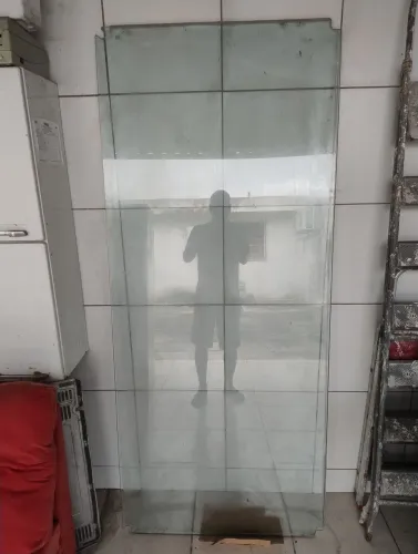 Vitrine de vidro temperado (2 unidades).