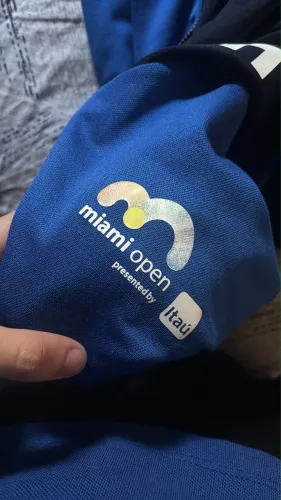 Blusa Lacoste Miami open 2023 azul ?