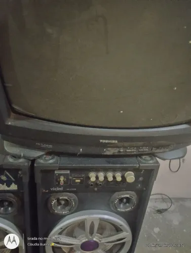 Vendo tv antiga de 20 polegas obs: (não está funcionando)